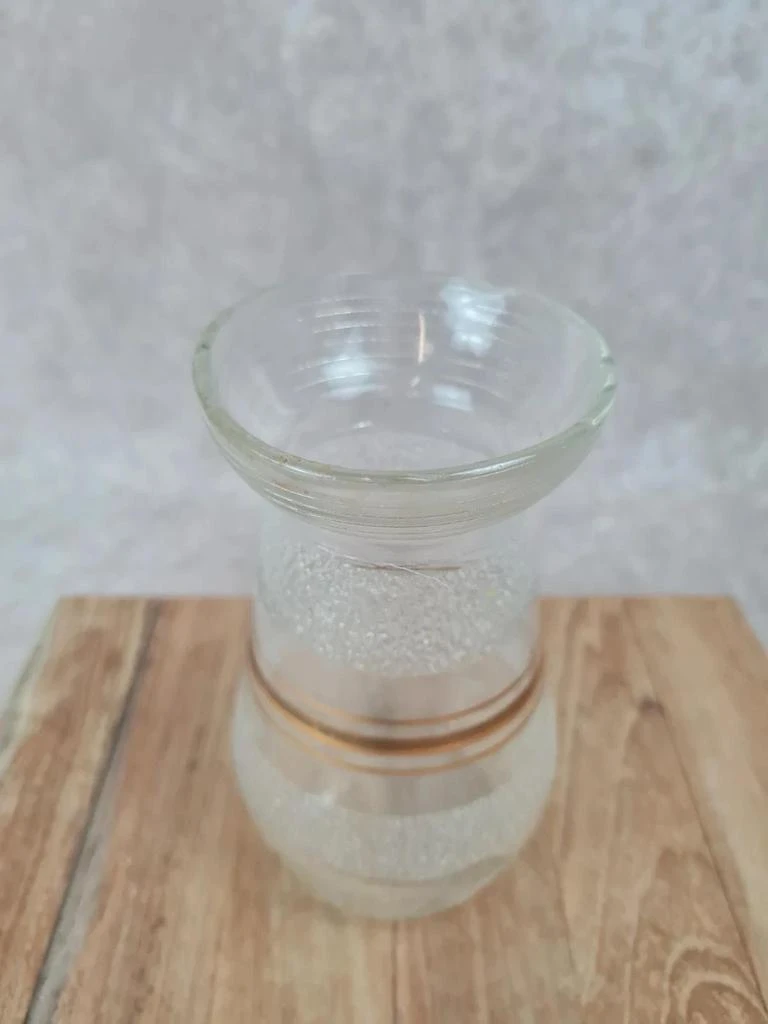 Petit vase vintage en verre transparent à filets dorés – photo 3